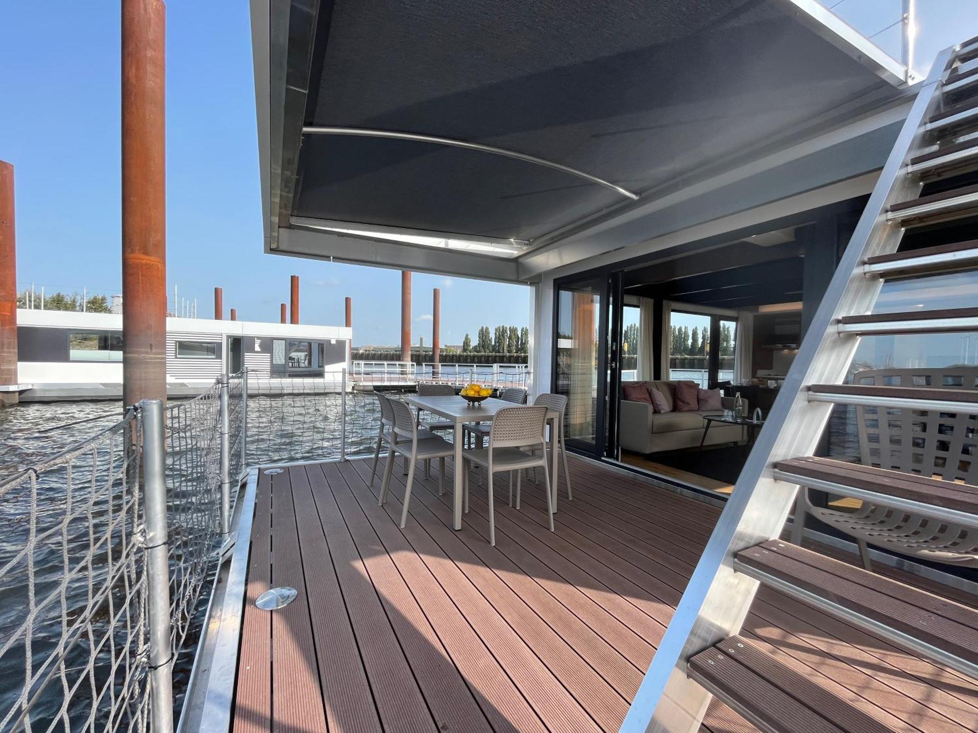 Hausboote Am Lankenauer Hoeft * Bremen
